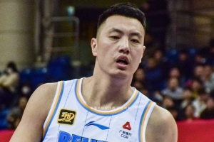 半岛体育官方网站-翟晓川：胡金秋在要位时肯定知道自己尺寸对不上 但没有办法