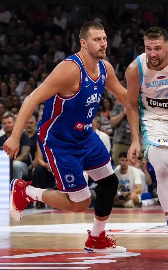 外媒展示约基奇近期欧锦赛热身赛中穿着的国家队配色Joker1