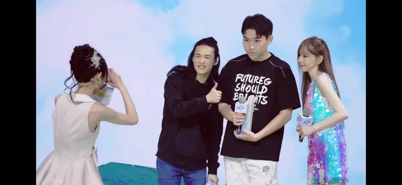 半岛体育APP-主持小悠晒照：落地西安啦，有没有好吃的油泼面推荐呀