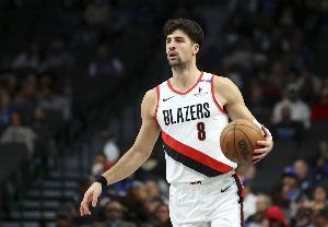 半岛体育官网-好一员猛将！阿夫迪亚砍26分15板6助&amp;抢下7个前场板 另有2断2帽