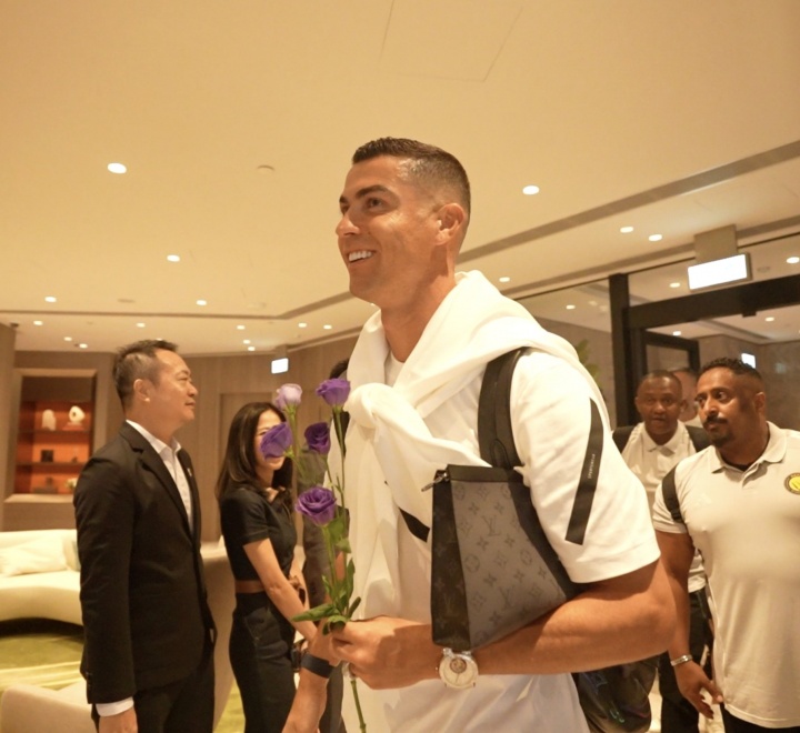 利雅得胜利官方晒图：C罗随队抵达中国香港，备战沙特超级杯