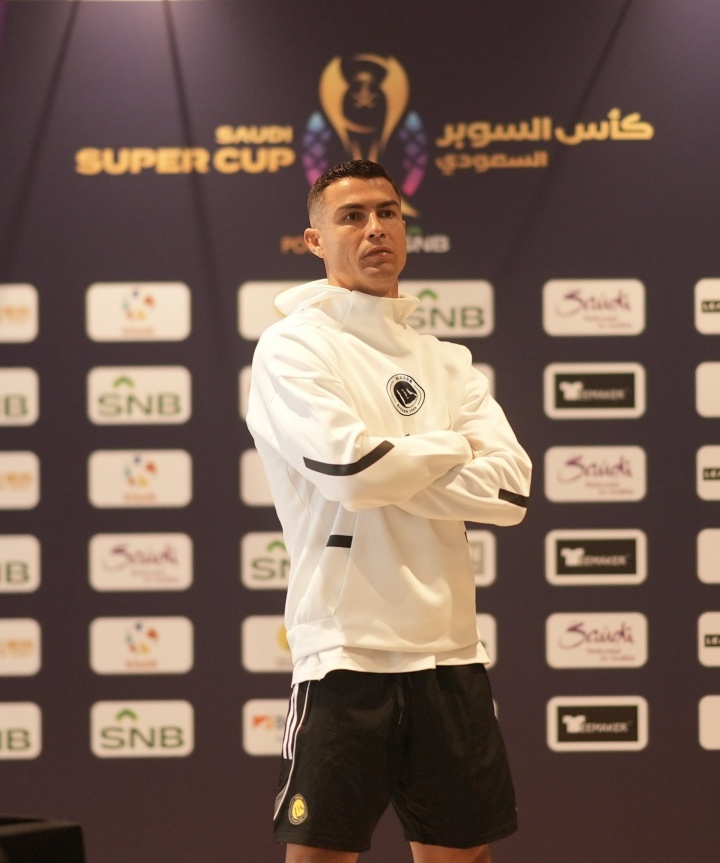 利雅得胜利官方晒图：C罗随队抵达中国香港，备战沙特超级杯