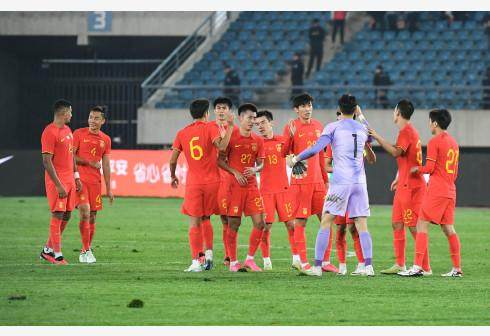 半岛体育-马德兴：国足换血幅度不够 特鲁西埃的用人是榜样！