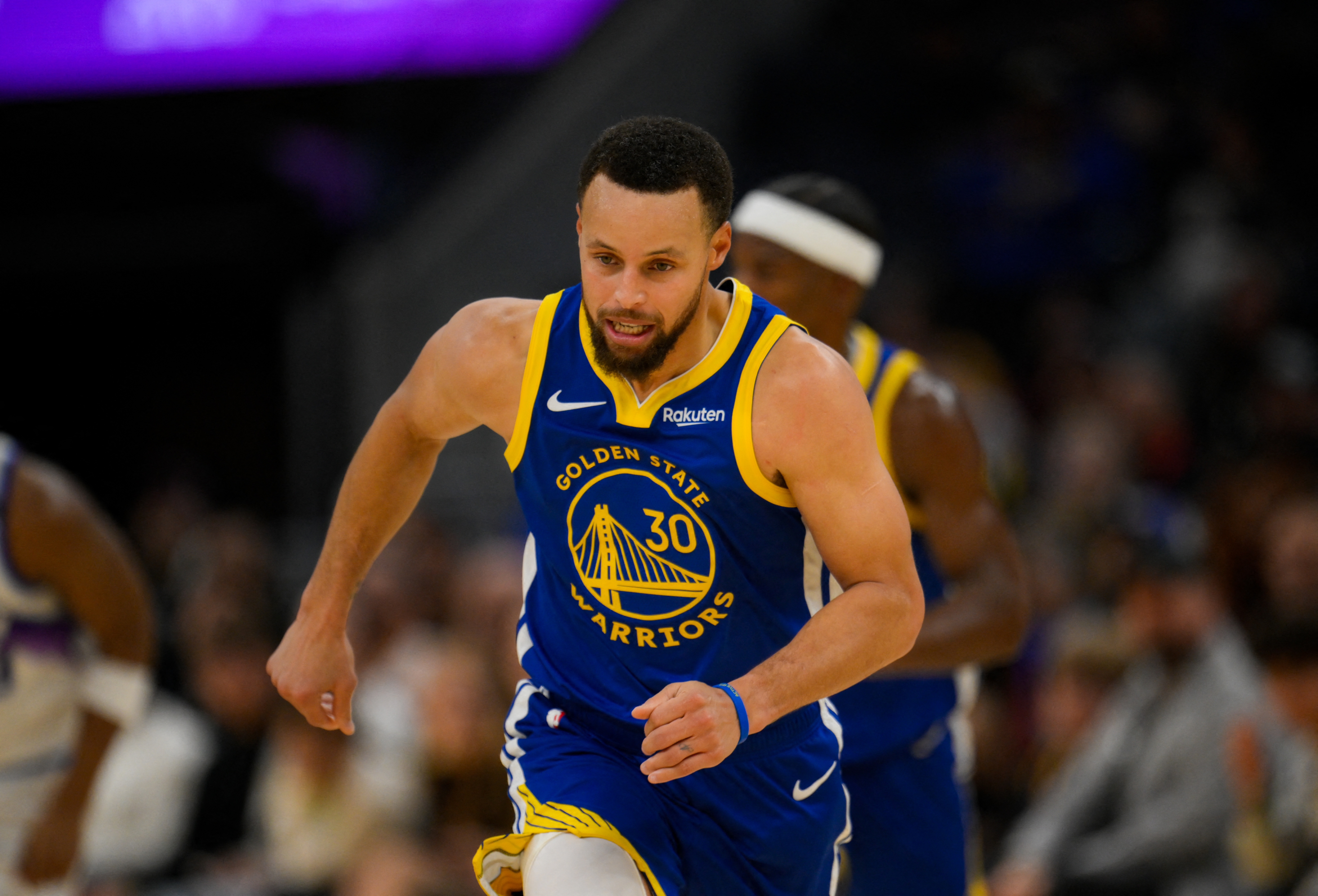 勇记：库里股四头肌挫伤 赛后在通道一瘸一拐&amp;显得有些疼痛