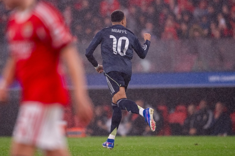 半岛体育-太阳报：姆巴佩在西班牙一家社区驾校考驾照，教练是马竞球迷