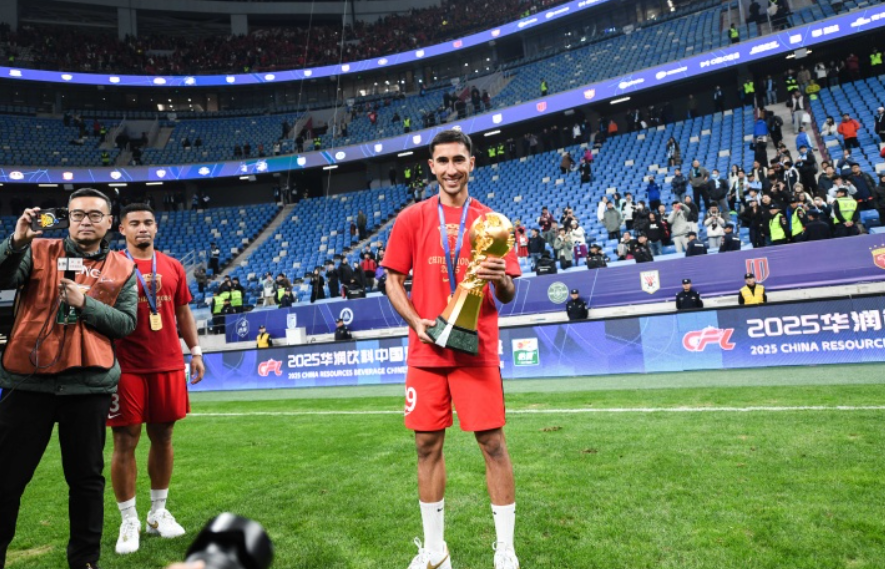 半岛体育官方网站-中超转会新消息：泰山、蓉城各添1名猛将，申花队放弃2000万国脚