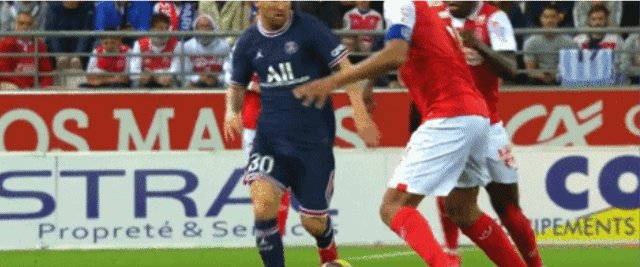 半岛体育-梅西首秀初尝法甲凶悍防守，多数据挂零但仍有惊喜