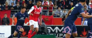 半岛体育-梅西首秀初尝法甲凶悍防守，多数据挂零但仍有惊喜