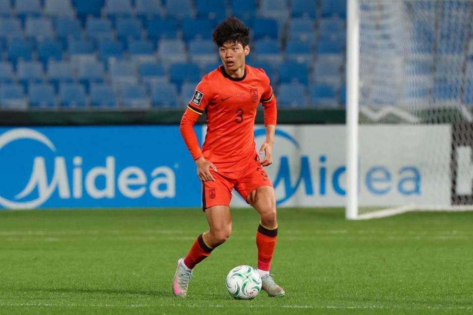 半岛体育-曝泰山锁定冬窗首签！贺一然已谈妥，转会费不到2000万