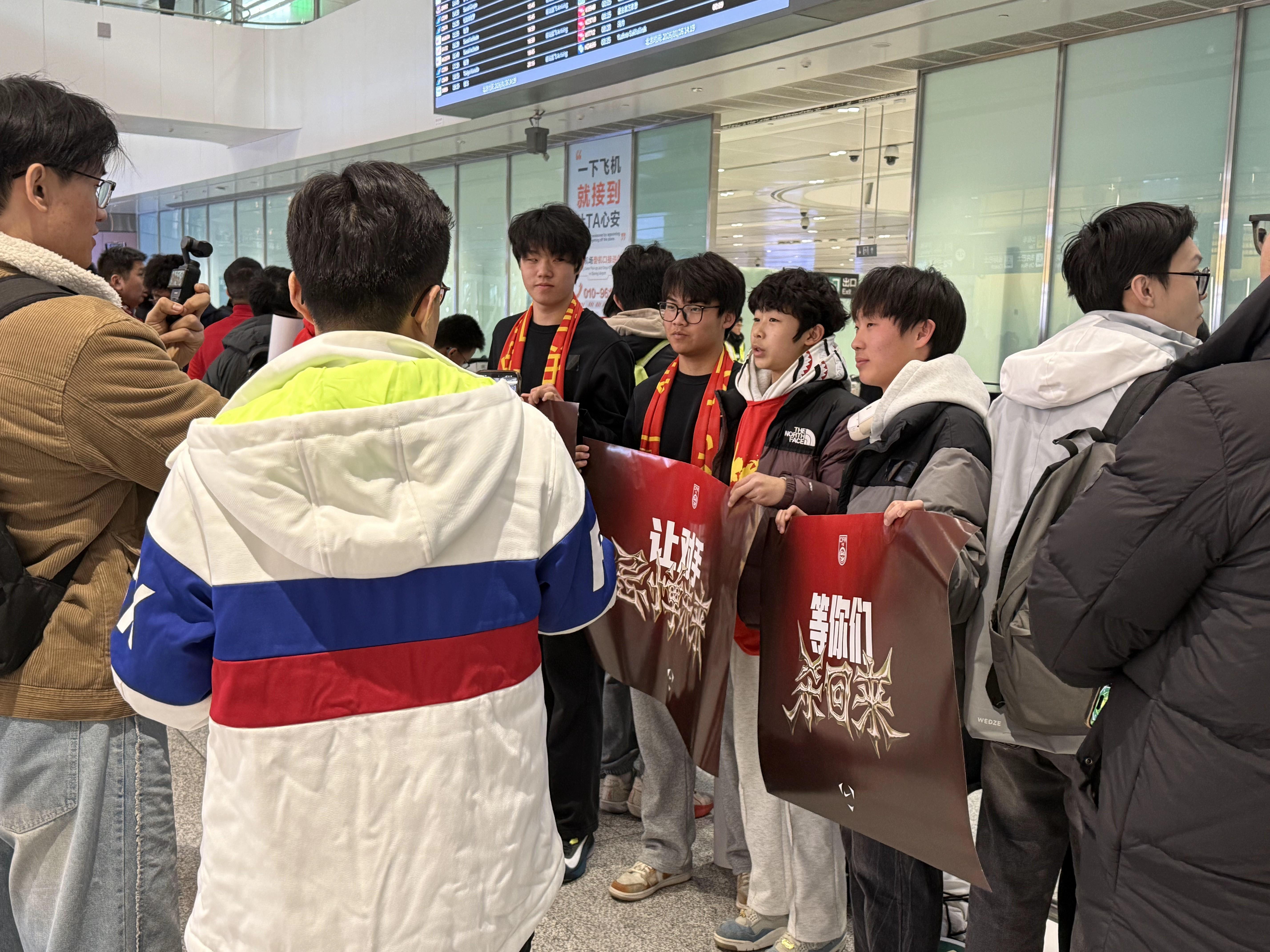 半岛体育官网-U23国足将于下午落地大兴机场，大量球迷现场迎接将士们凯旋