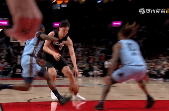 半岛体育官方网站-3分钟内被吹3犯 杨瀚森主场被裁判“重点照顾”