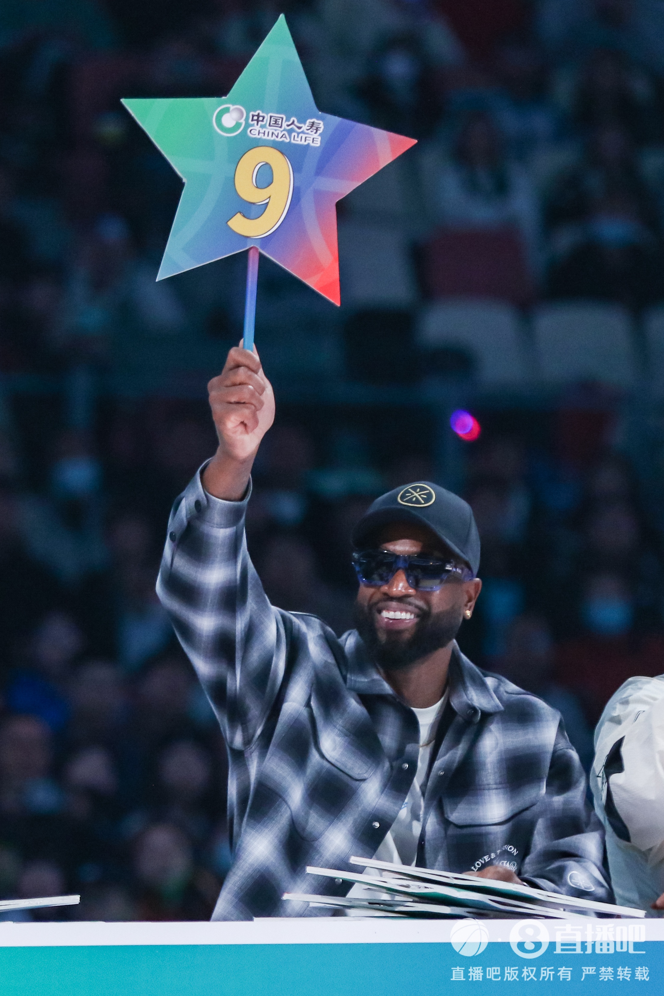 半岛体育-NBA球员收入哪家强？乔丹45亿居首 LBJ压奥胖 科五库六&amp;三少前十