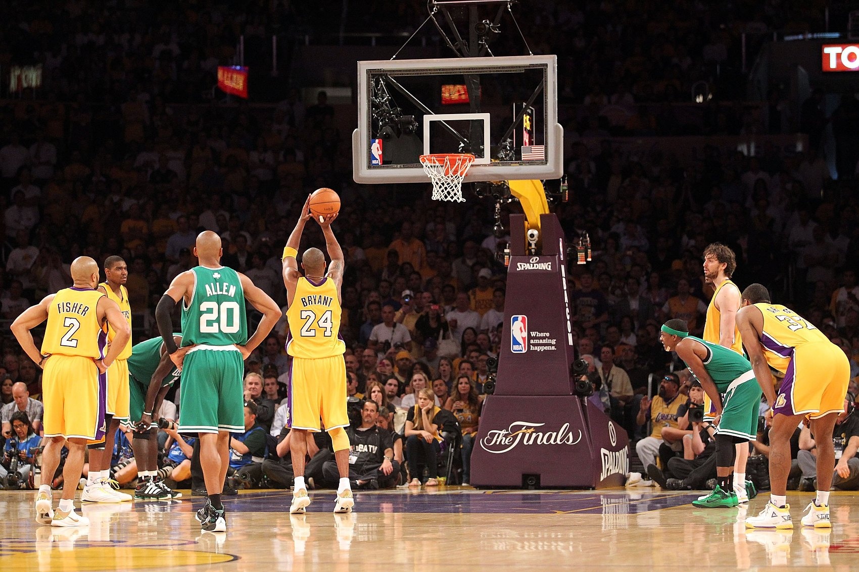 半岛体育-NBA球员收入哪家强？乔丹45亿居首 LBJ压奥胖 科五库六&amp;三少前十