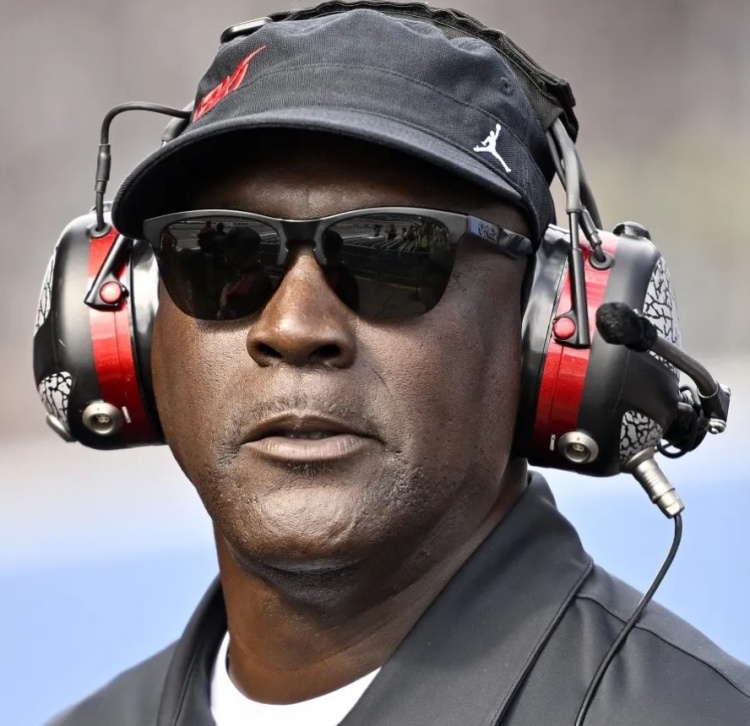 半岛体育-NBA球员收入哪家强？乔丹45亿居首 LBJ压奥胖 科五库六&amp;三少前十