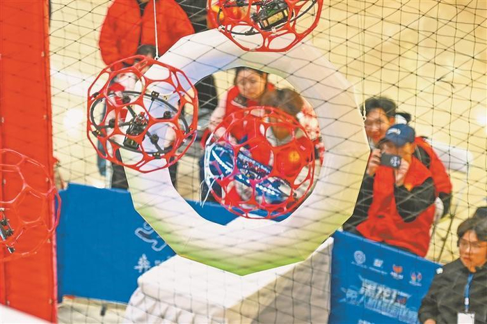 半岛体育APP-无人机足球“技耀冰城”|黑龙江日报|足球联赛|选手|科技|赛场_新浪体育_新浪新闻